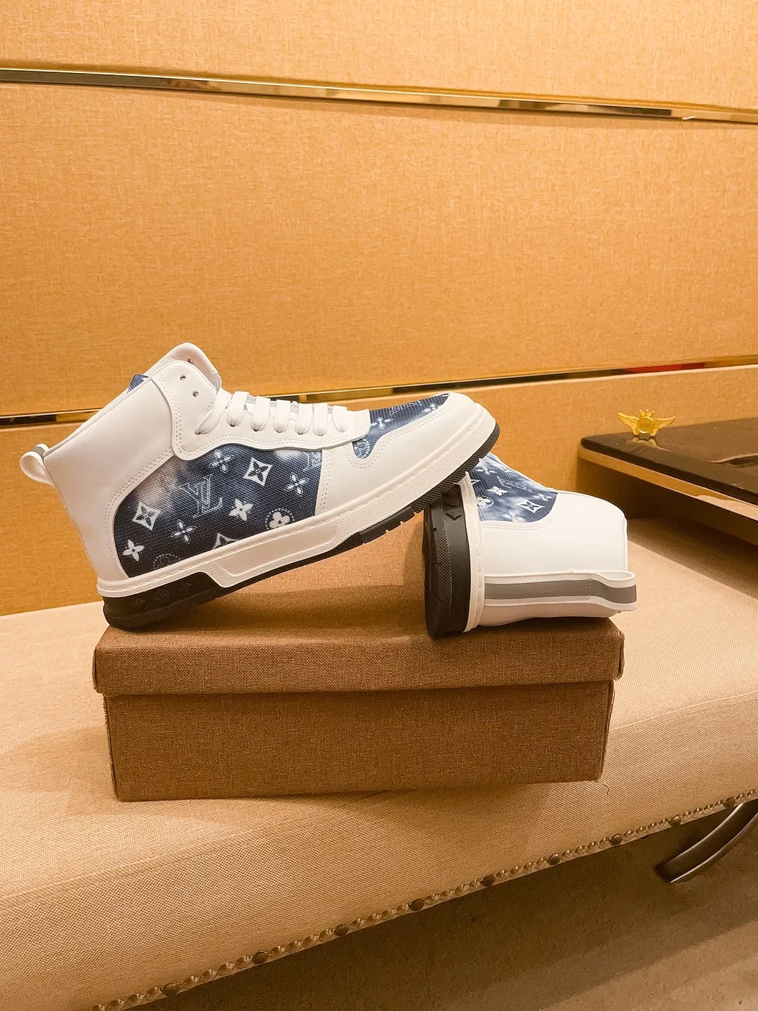 Men's shoes 💰 440💰【 LV 】🔥 Louis Vuitton, high-end men's shoes brand, official website 1:1 latest masterpiece: the upper is made of first-layer cowhide imported from Italy with a comfortable and breathable lining➕original non-slip and wear-resistant outsole🔥, making walking more convenient and comfortable! An exclusive new model, a stunning work, a beautiful 1:1 replica [color] compared to the official quality! Create a fashionable personality to set off your uniqueness! A must-have for trendy men! Classic🔥Size: 38-44 Color: 🔥Multiple colors available🔥